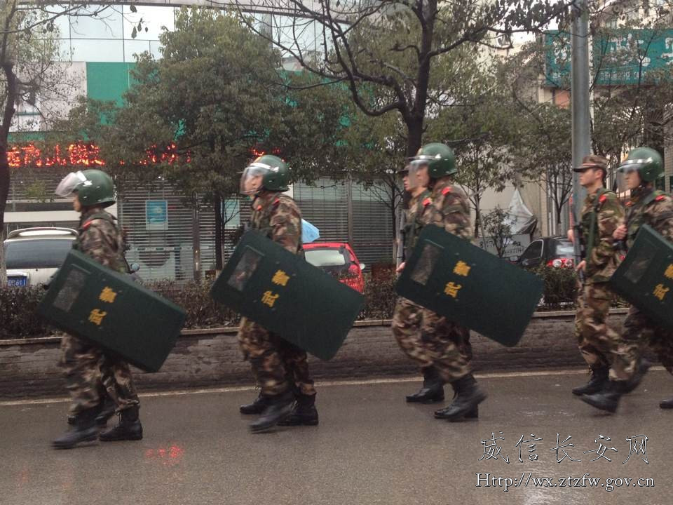 威信县开展公安武警联合武装巡逻